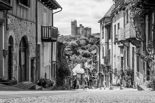 法国阿韦龙地区纳雅克村庄的黑白照片，远眺新出现的城堡。图片下载