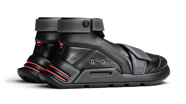 3D渲染的赛博朋克风格黑色皮革运动鞋，配有自动自系鞋带机制、时尚的大号魔术贴带、红色LED后跟灯、厚橡胶鞋底和宽鞋头，背景为白色。图片下载