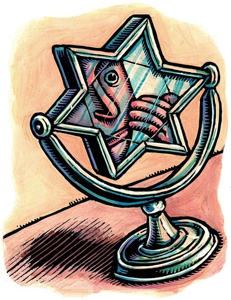 一个男人在大卫星形状的镜子前照镜子图片下载