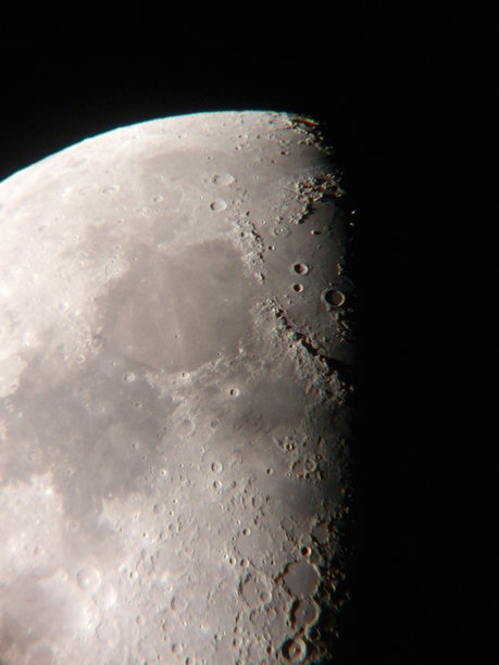 通过望远镜拍摄的半月照片。图片下载