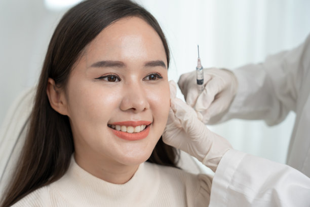 美容手术，皮肤美白注射，填充剂注射，皮肤重塑，美丽的亚洲女孩在美容诊所接受美容治疗，护肤，毛孔再生，皱纹，婴儿脸图片下载