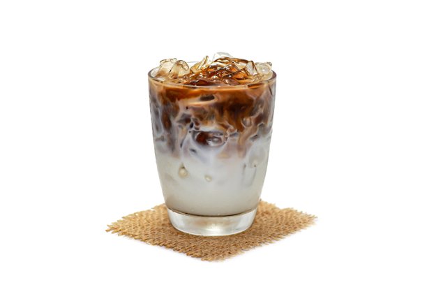 白色背景下的冰拿铁咖啡，采用照片孤立风格，随时可以享用。图片下载