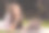 梦幻而沉思的女孩在草地上微笑着使用电脑学习的照片肖像图片下载