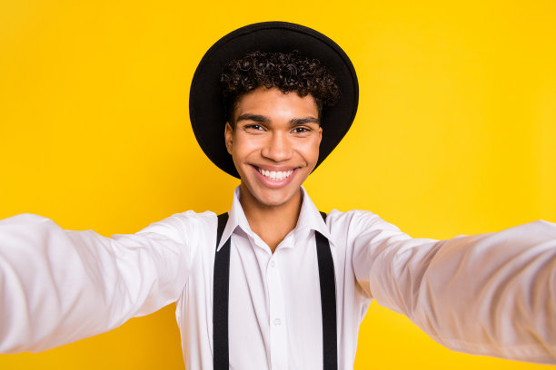 非洲裔美国男性在鲜艳的黄色背景下自拍的照片肖像图片下载