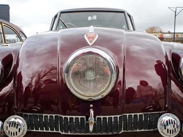 经典塔特拉在复古车展。古董塔特拉87配有欧洲车牌。图片下载