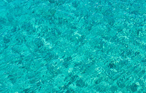 清澈的碧绿色海水，令人心旷神怡的景象。适合设计的背景和图案。照片拍摄于东帝汶的阿塔乌罗海滩。图片下载