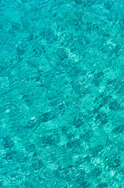 清澈的碧绿色海水，令人心旷神怡的景象。适合设计的背景和图案。照片拍摄于东帝汶的阿塔乌罗海滩。图片下载