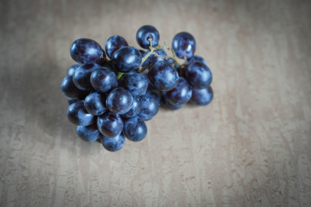 新鲜蓝色葡萄串概念图片图片下载