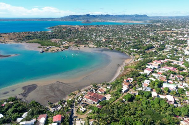 来自马达加斯加北部的航拍无人机照片，捕捉到沿海城市迭戈·苏亚雷斯（安齐拉纳纳）。图片下载