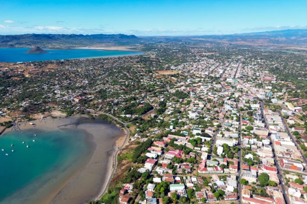 来自马达加斯加北部的航拍无人机照片，捕捉到沿海城市迭戈·苏亚雷斯（安齐拉纳纳）。图片下载