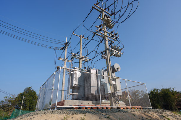 偏远农村地区的电力供应设备和高压变压器（照片）图片下载