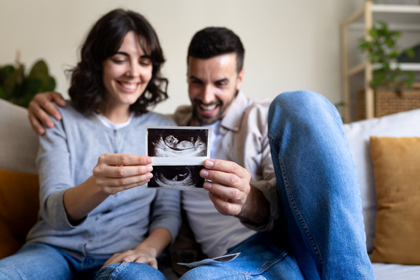 幸福的情侣手持宝宝的超声波扫描照片图片下载