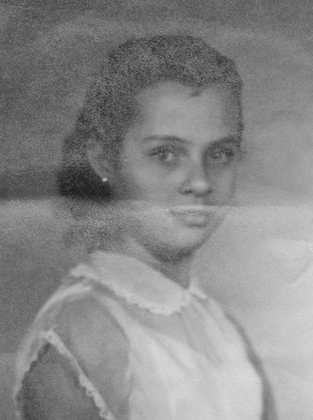 1950年代拍摄的照片：小女孩的特写肖像，正看着镜头图片下载