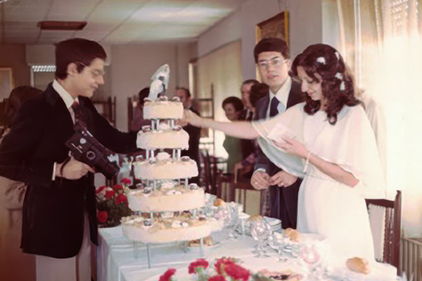 1970年代拍摄的照片：年轻情侣在婚礼派对上图片下载