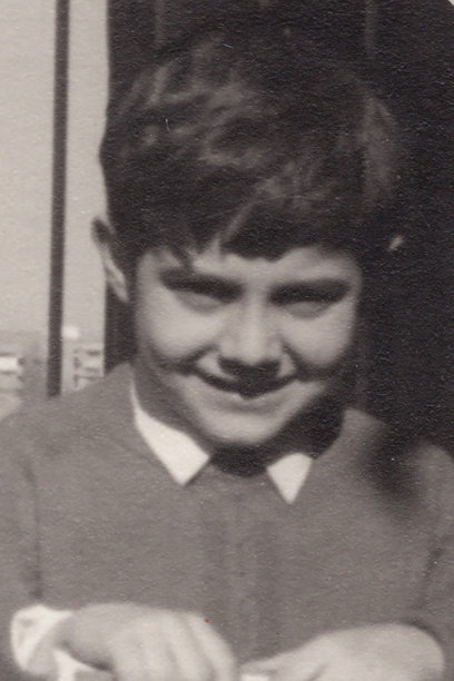 1960年代拍摄的照片：微笑的小男孩头像，正看着镜头图片下载