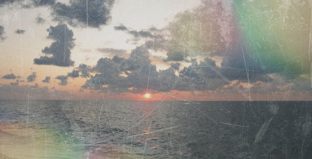 旧电影光漏纹理，带有划痕、噪音和彩虹光。复古风格的胶卷照片滤镜，带有散景、灰尘和颗粒感。受损的复古电影，照片烧焦效果。复古照片。图片下载