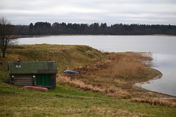 湖边秋季风景，古老的小木屋和划船的小艇，横向图片图片下载