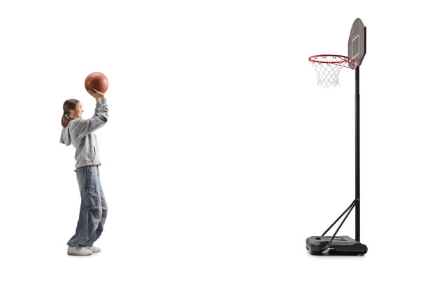 一名女性青少年投篮的全身侧面照片图片下载