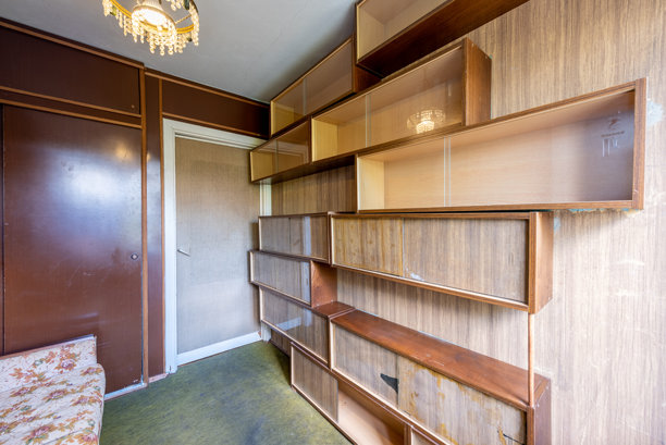 老式苏联复古风格的家居客厅，配有花卉沙发和木质书架单元图片下载