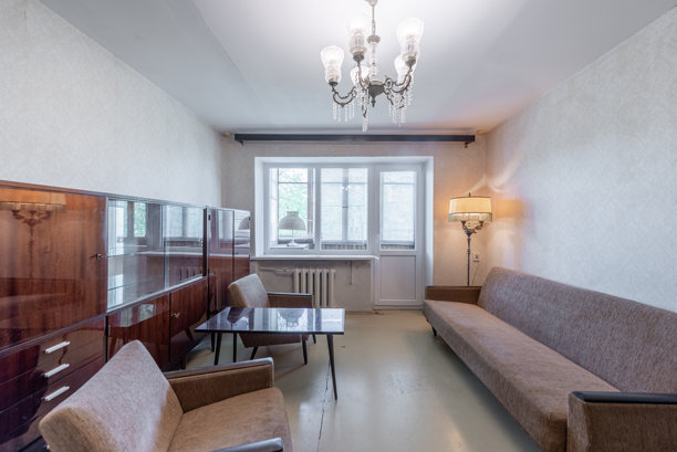 舒适的复古客厅，配有中世纪风格的家具和明亮的照明图片下载