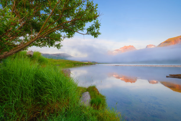 挪威洛弗敦群岛的自然风光。北部的雾霭天气。山脉、湖泊和雾气。挪威夏季的度假与旅行。适合用作背景、壁纸和明信片的照片。图片下载