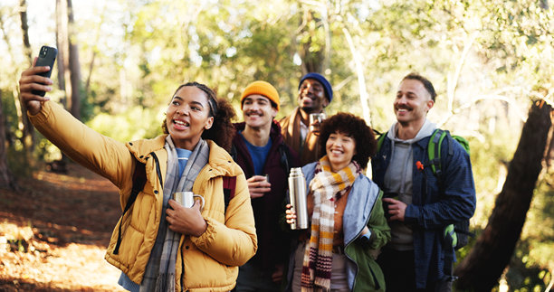 快乐的朋友们在森林中自拍，享受远足、度假或短途旅行的美景。冒险、微笑和人们在一起的照片，记录旅游回忆、户外爱好或团体旅行。图片下载