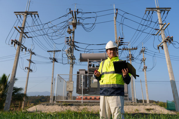 一位专家工程师正在偏远乡村地区检查高压变压器。（照片）图片下载