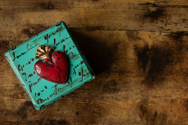 装饰精美的绿色首饰盒，盖子上有一个红色的心形图案。图片下载