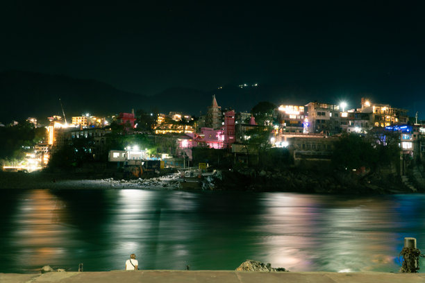 瑞诗凯诗的塔波万和恒河岸边的长时间曝光夜景照片图片下载