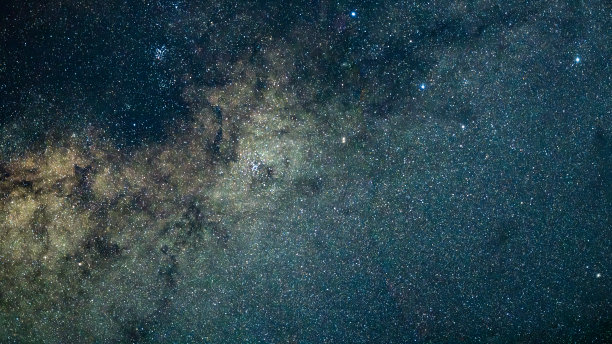 在银河系下仰望星空图片下载