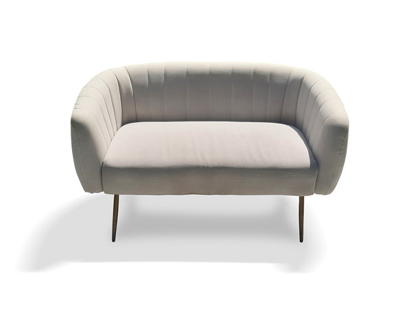 复古灰色天鹅绒沙发，背景为白色。家居家具。复古风格双人沙发的正面视图。放松与装饰。图片下载