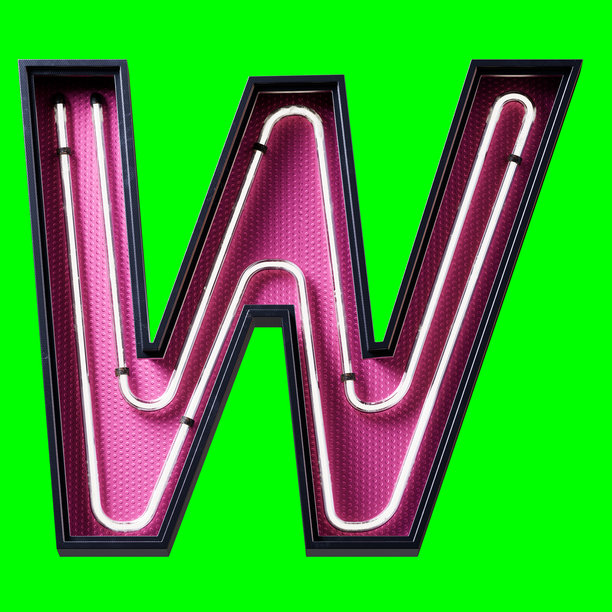 3D插图：白色霓虹灯字母大写字母W。霓虹管大写字母在黑色金属盒中发出白色光效，底板为粉色。3D渲染，适用于绿色背景的素材和剪切路径。图片下载