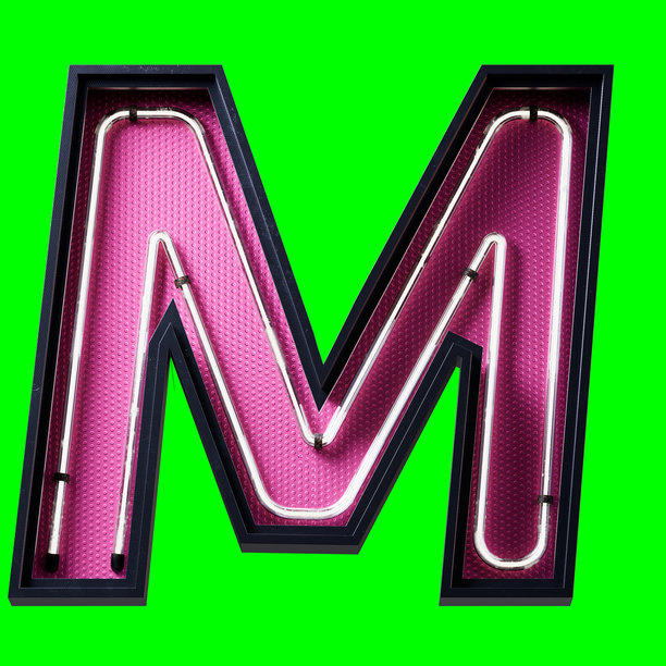 3D插图：白色霓虹灯字母大写字母M。霓虹管大写字母，白色光效，黑色金属盒子，粉色底板。3D渲染，适用于绿色背景的素材和剪切路径。图片下载