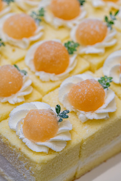 一张特写照片，展示了用水果装饰的甜点。图片下载