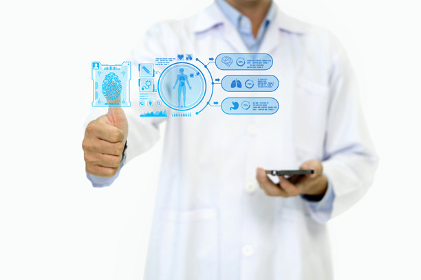 穿着实验室外套的医生用拇指按在指纹扫描仪上以识别生物识别信息，显示现代界面中内部器官、治疗和医疗分析的研究图标。图片下载