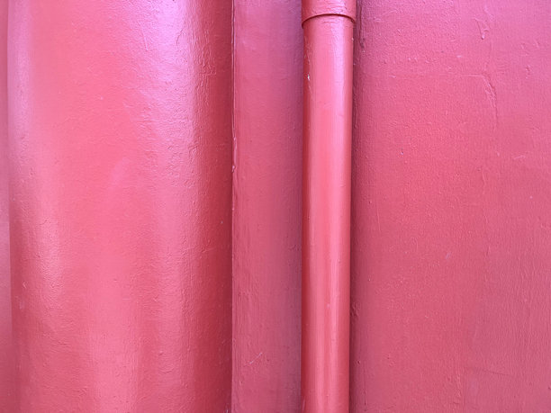 建筑墙壁上的粉色塑料管，特写照片。图片下载