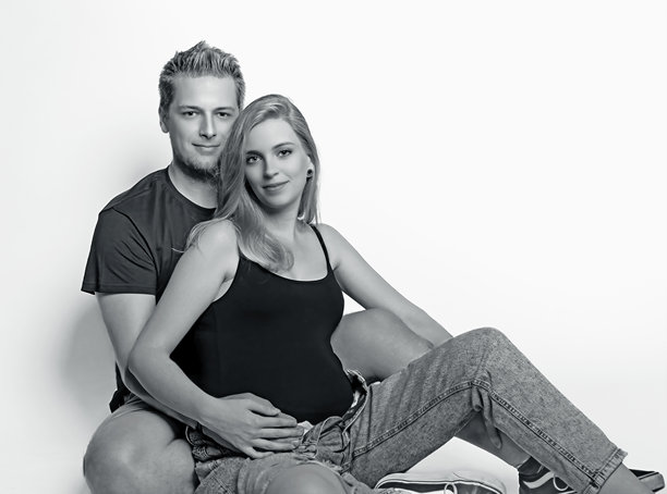 黑白照片中坐着一对年轻的孕妇情侣。图片下载