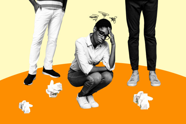 趋势艺术作品合成素描图像 3D 照片拼贴，展示工作空间中的同事，男人的腿站立，年轻女性面带忧伤，情绪低落，坐着，纸团散落。图片下载