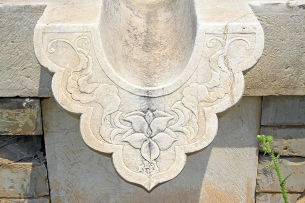 白色大理石雕刻在水道上，特写照片图片下载