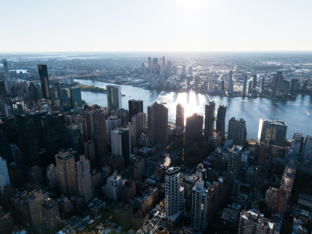 曼哈顿市中心、东河和布鲁克林的航拍照片，背景是日出时的云彩。美国纽约图片下载