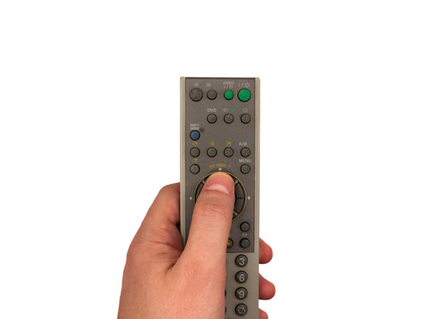 白人男性的手在白色背景上按压旧银色电视遥控器的按钮，男子用遥控器切换电视频道，适用于横幅和电视广告。留白，平铺，俯视图。图片下载