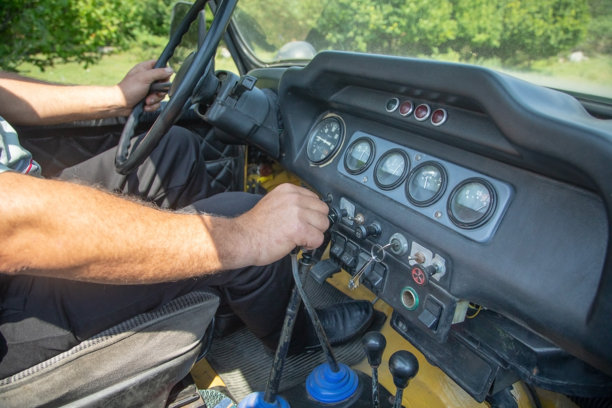 男子驾驶越野四轮驱动汽车。图片下载