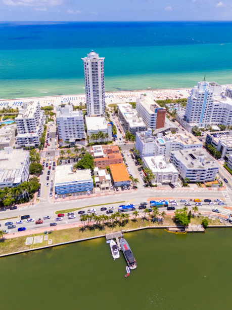 迈阿密海滩酒店和公寓大楼的航拍照片，位于海洋和运河之间图片下载