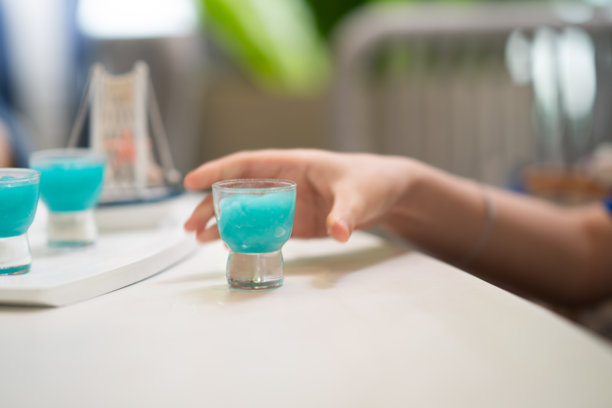 蓝色库拉索鸡尾酒的照片图片下载