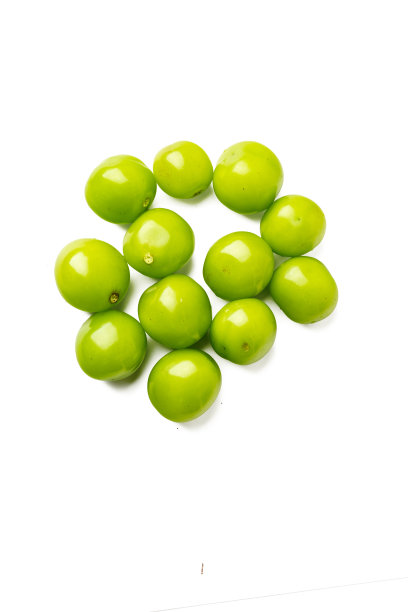 高分辨率的新鲜闪亮的无核绿葡萄照片，采用堆叠对焦技术拍摄于白色背景，适合后期编辑。图片下载