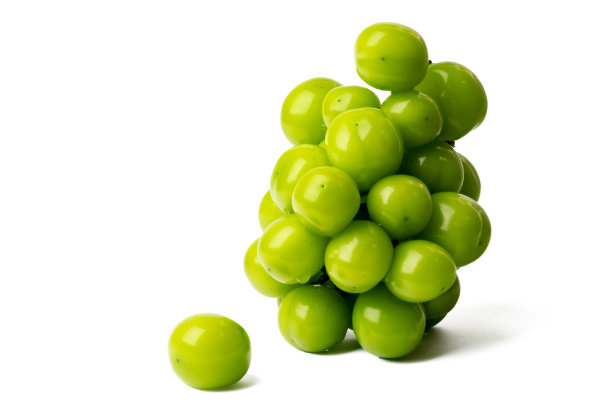 高分辨率的新鲜闪亮的无核绿葡萄照片，采用堆叠对焦技术拍摄，背景为白色，适合后期编辑。图片下载