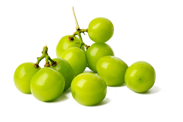 高分辨率的新鲜闪亮无核绿葡萄照片，采用堆叠对焦技术，背景为白色，适合后期编辑。图片下载