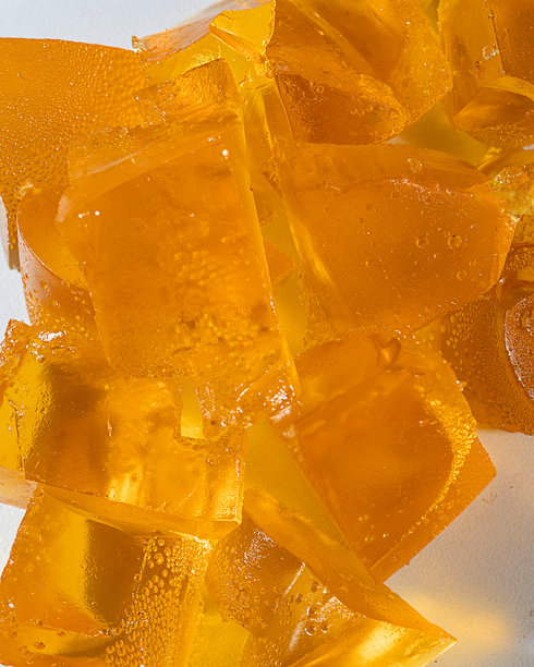 切片天然果冻糖的特写照片。闪亮的果酱块，质感丰富，光线反射迷人。非常适合有机甜点、甜品和自制美食的概念。图片下载