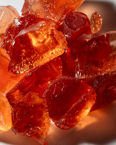 切片天然果冻糖的特写照片。闪亮的果酱块，质感丰富，光线反射迷人。非常适合有机甜点、甜品和自制美食的概念。图片下载
