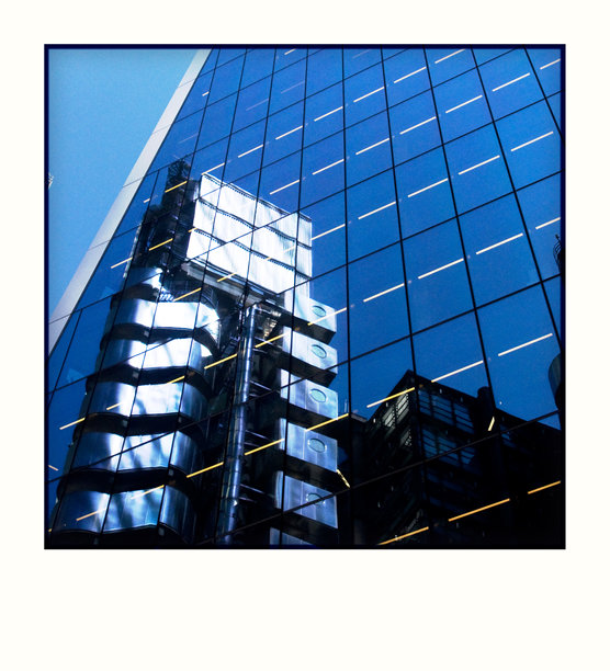 伦敦城市地标建筑劳埃德大厦的倒影宝丽来照片图片下载